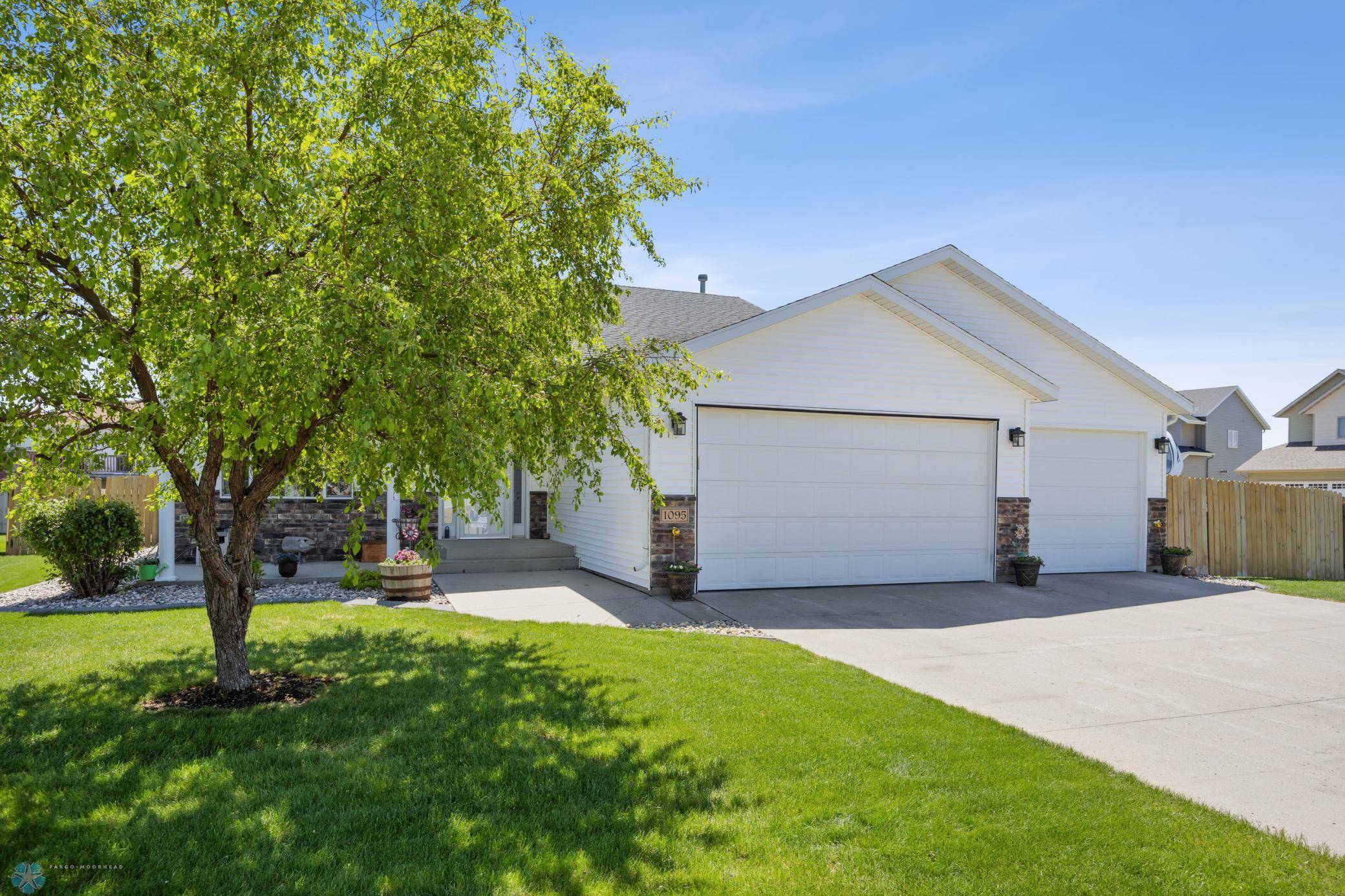 1095 Parkway LN, West Fargo, ND 58078