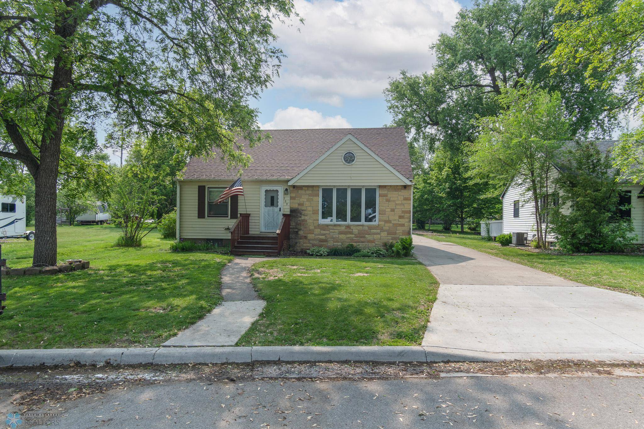 709 9th ST, Hawley, MN 56549