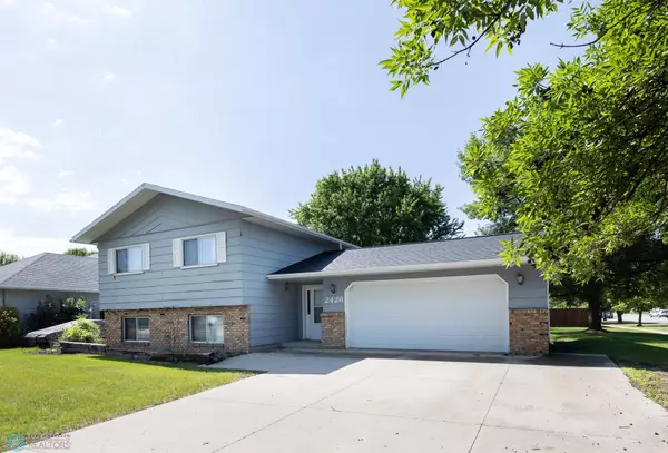 2426 34 1/2 AVE S, Fargo, ND 58104
