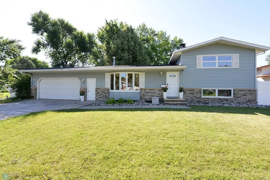 2833 1st ST N, Fargo, ND 58102