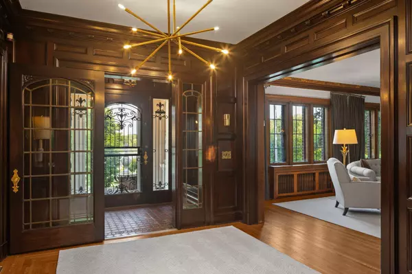 2740 W Lake Of The Isles Pkwy, Minneapolis, MN 55416