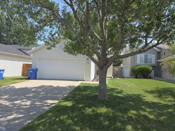 756 50th ST S, Fargo, ND 58103
