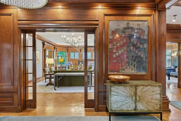 Minneapolis, MN 55405,2218 Lake of the Isles Pkwy W