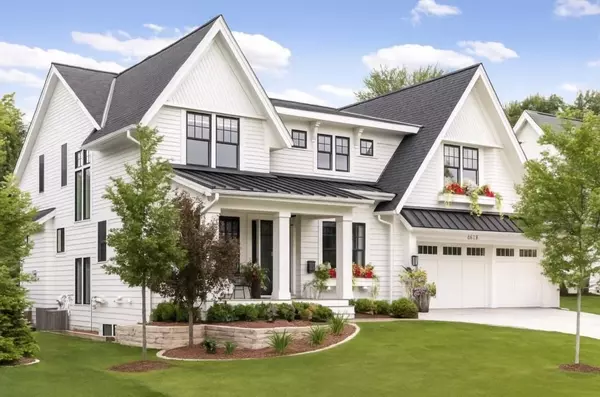 601 Fox Hill DR, Chanhassen, MN 55317