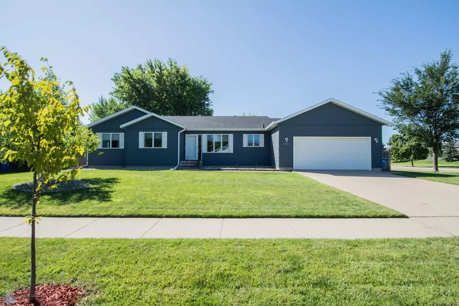 3266 37th AVE S, Fargo, ND 58104