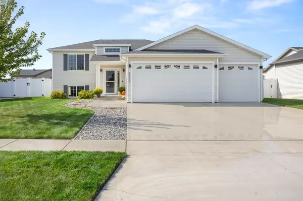 4532 Newport LN, West Fargo, ND 58078