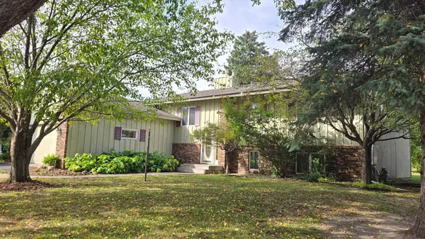 1575 McClung DR, Arden Hills, MN 55112