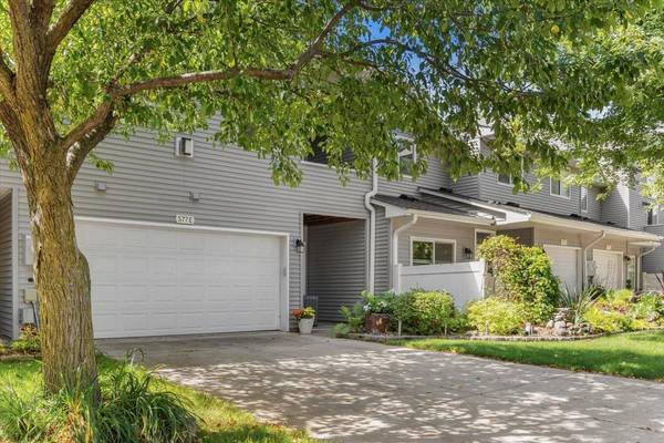 577 Woodduck DR, Woodbury, MN 55125