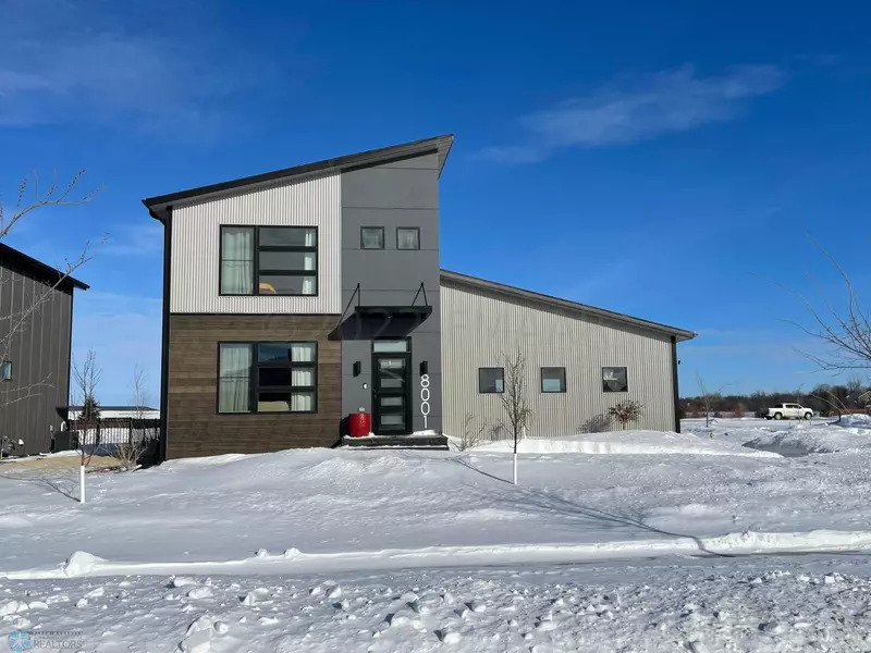 8001 GOLDFINCH DR, Horace, ND 58047