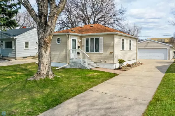 1522 13 1/2 ST S, Fargo, ND 58103