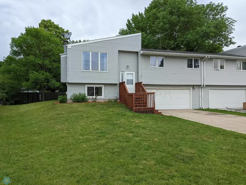 2341 SUNDANCE CIR S, Fargo, ND 58103