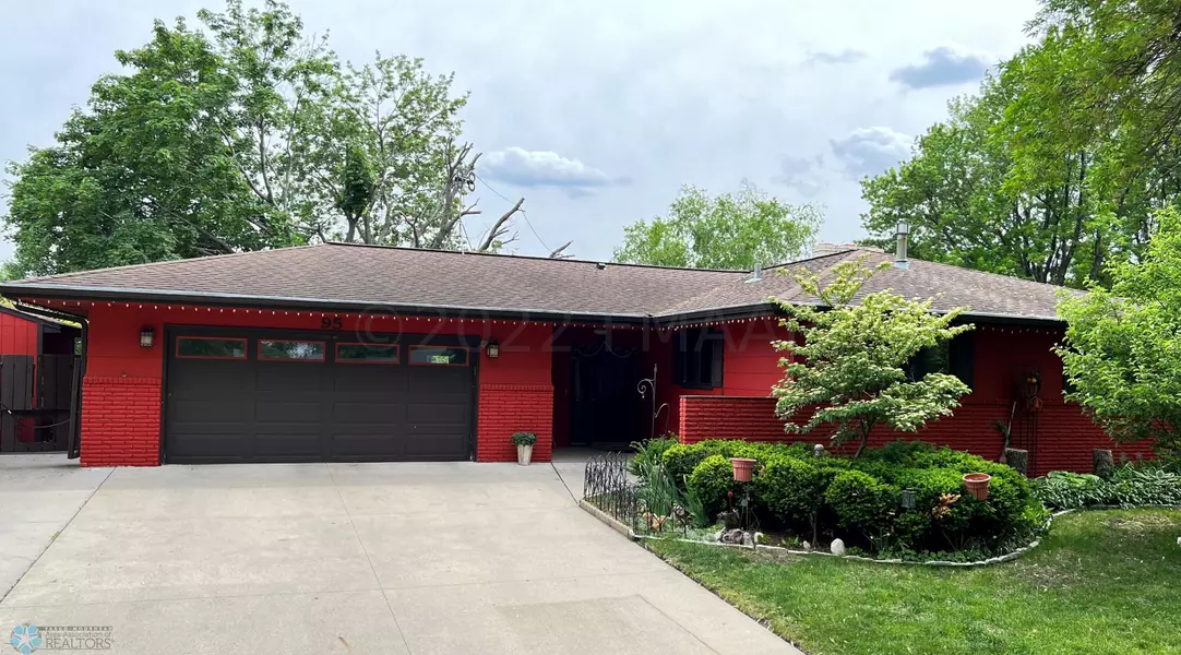 95 S WOODCREST N DR N, Fargo, ND 58102