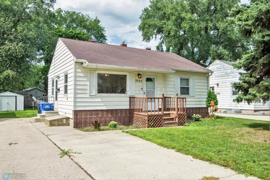 1537 13 1/2 ST S, Fargo, ND 58103