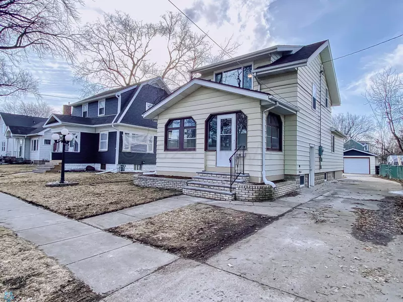 1213 13 1/2 ST S, Fargo, ND 58103