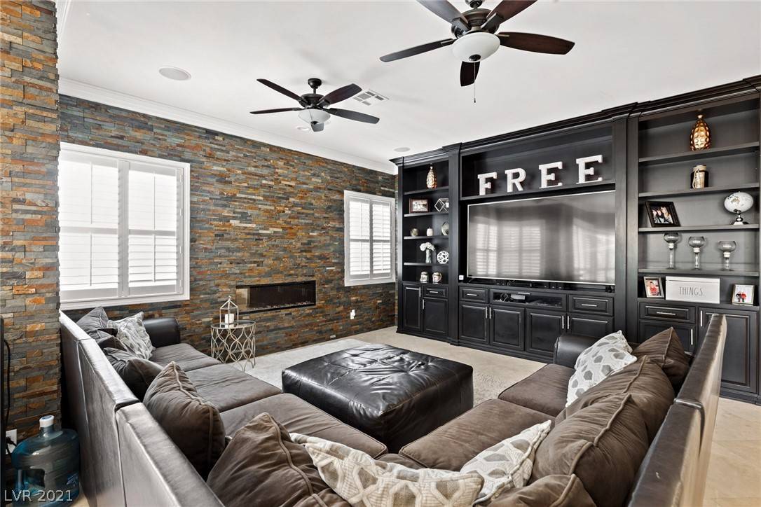 Las Vegas, NV 89117,8748 DOUBLE EAGLE DR
