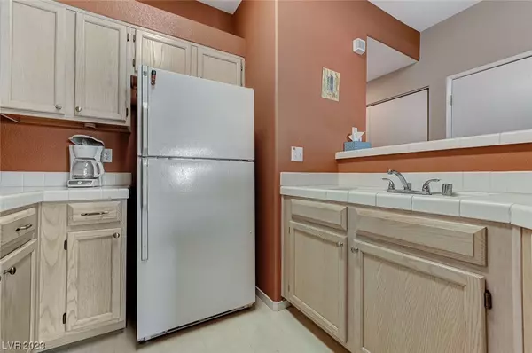Las Vegas, NV 89103,5415 W Harmon AVE #1114