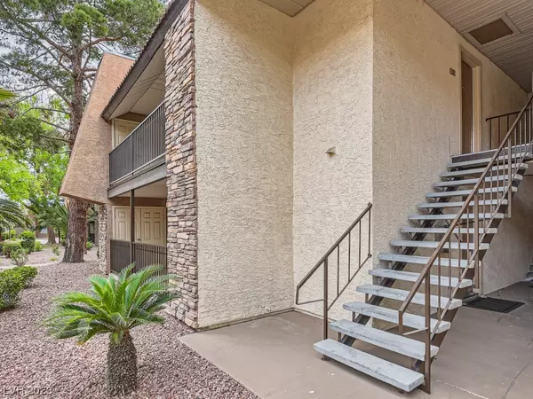Las Vegas, NV 89103,5008 River Glen DR #138