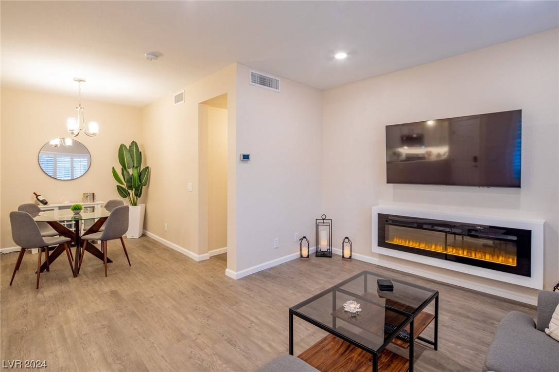 Henderson, NV 89012,251 S Green Valley Pkwy #2721