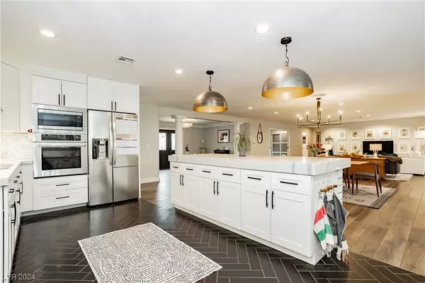 Las Vegas, NV 89107,221 Canyon DR