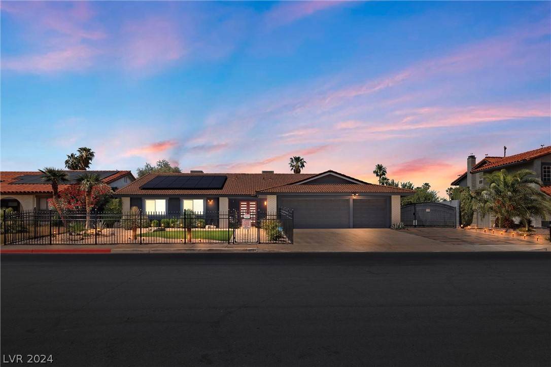 2704 La Solana WAY, Las Vegas, NV 89102