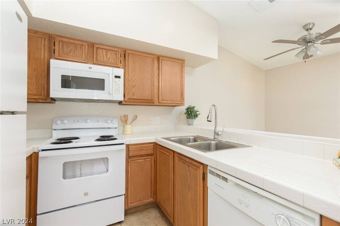 Las Vegas, NV 89119,2220 Pine Breeze LN #206