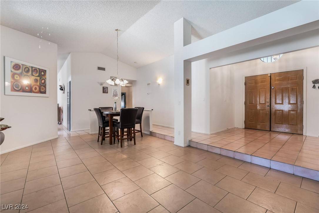 Las Vegas, NV 89108,6356 Canyon Ridge DR