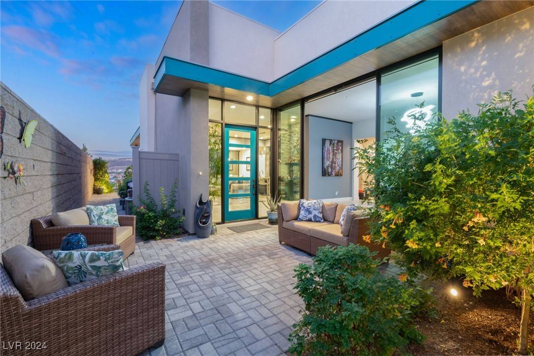 Henderson, NV 89012,670 SCENIC CLIFF DR