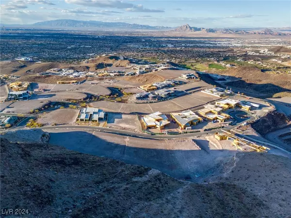 Henderson, NV 89012,7 Chisel Crest CT