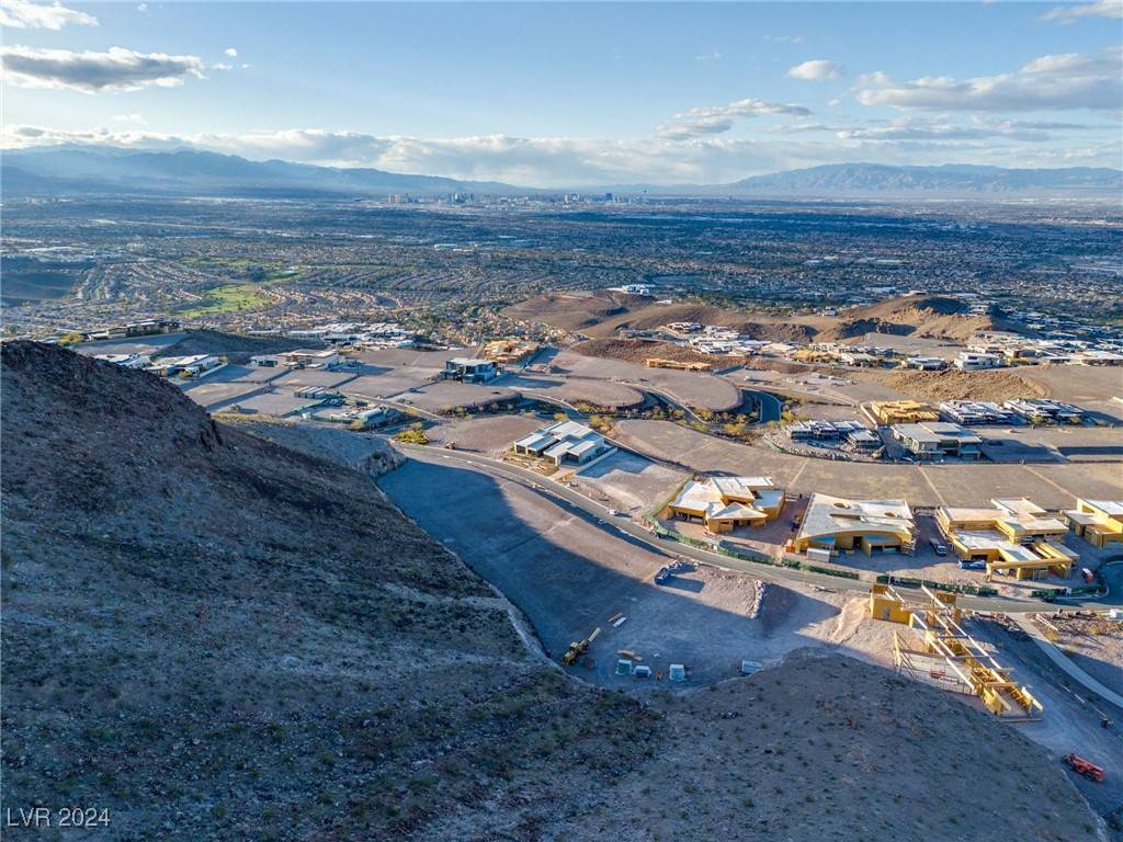 Henderson, NV 89012,7 Chisel Crest CT
