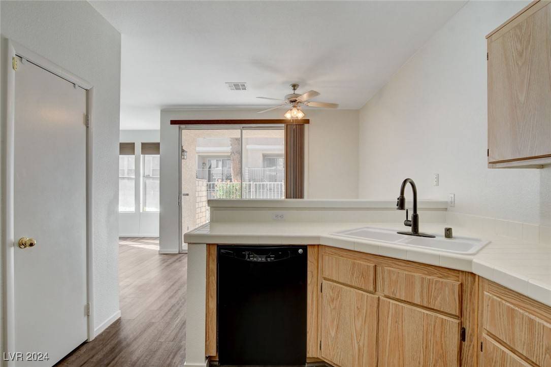 Henderson, NV 89012,251 S Green Valley Pkwy #4213