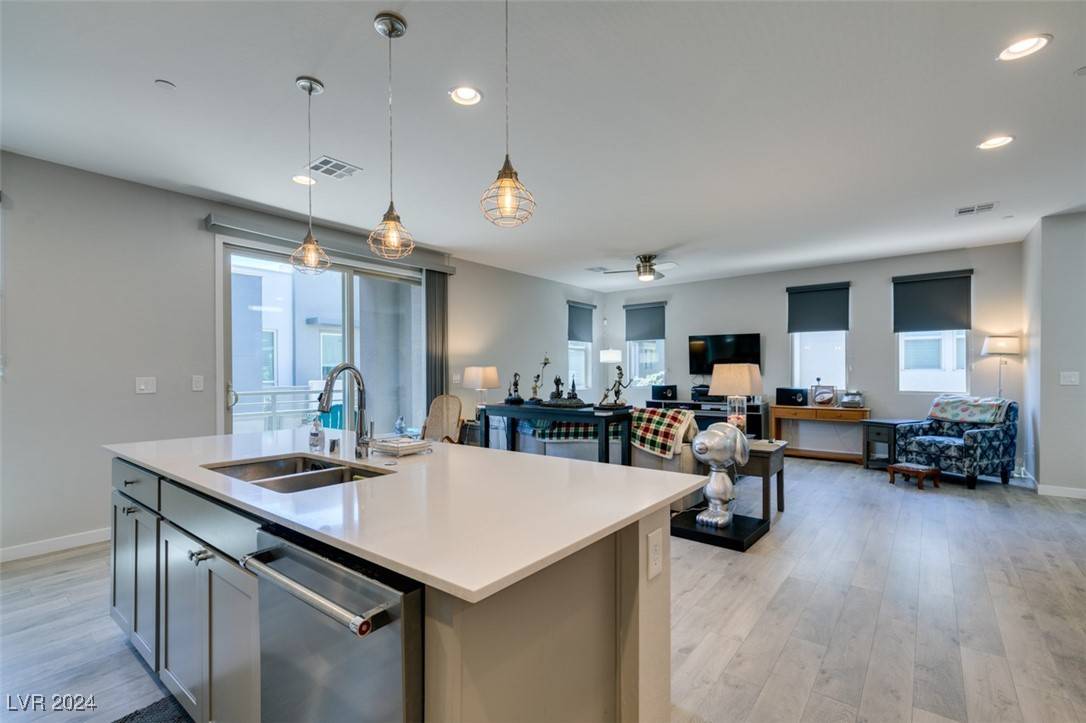 11275 Glowing AVE #103, Las Vegas, NV 89135