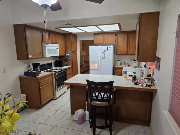 Las Vegas, NV 89117,8809 Clear Blue DR