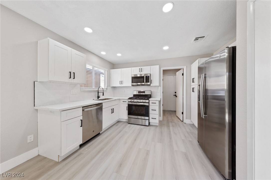 Las Vegas, NV 89108,6533 White Swan CIR