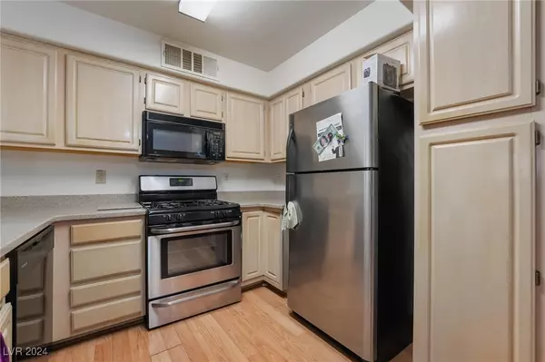 Las Vegas, NV 89122,5710 E Tropicana AVE #1216
