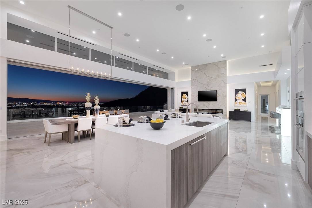 Henderson, NV 89012,665 Overlook Rim DR