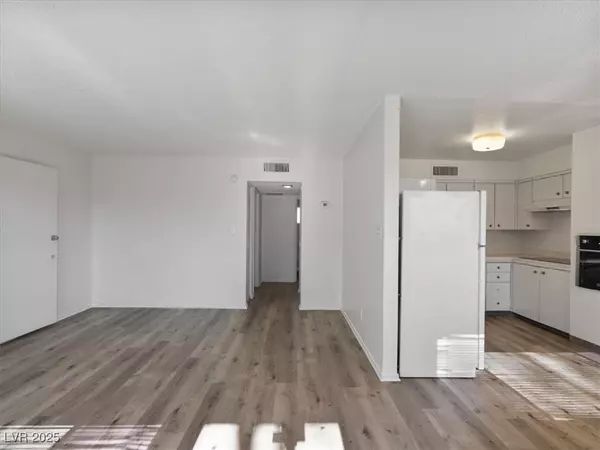 350 E Desert Inn RD #H208, Las Vegas, NV 89109