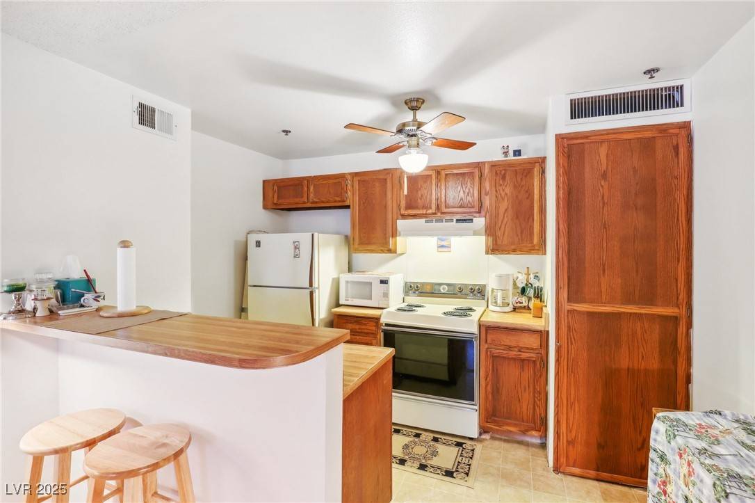 Las Vegas, NV 89119,1381 E University AVE #301