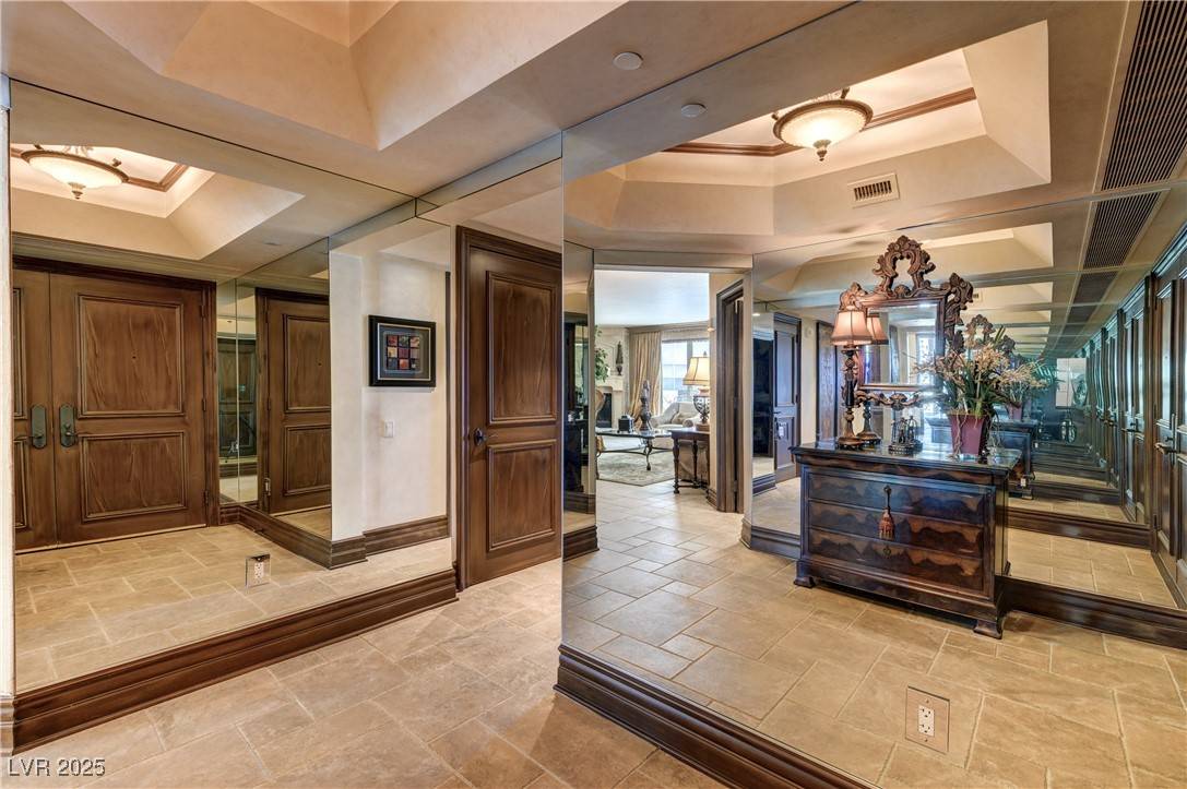 Las Vegas, NV 89109,2747 Paradise RD #801