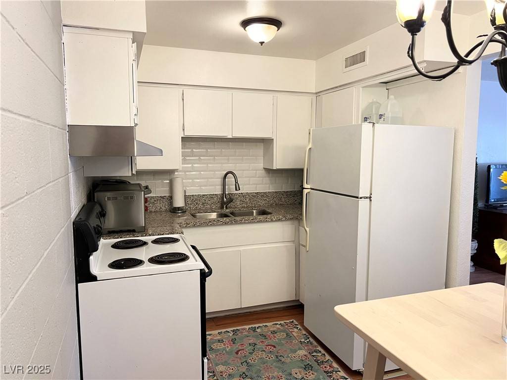 Las Vegas, NV 89169,625 S Royal Crest CIR #2
