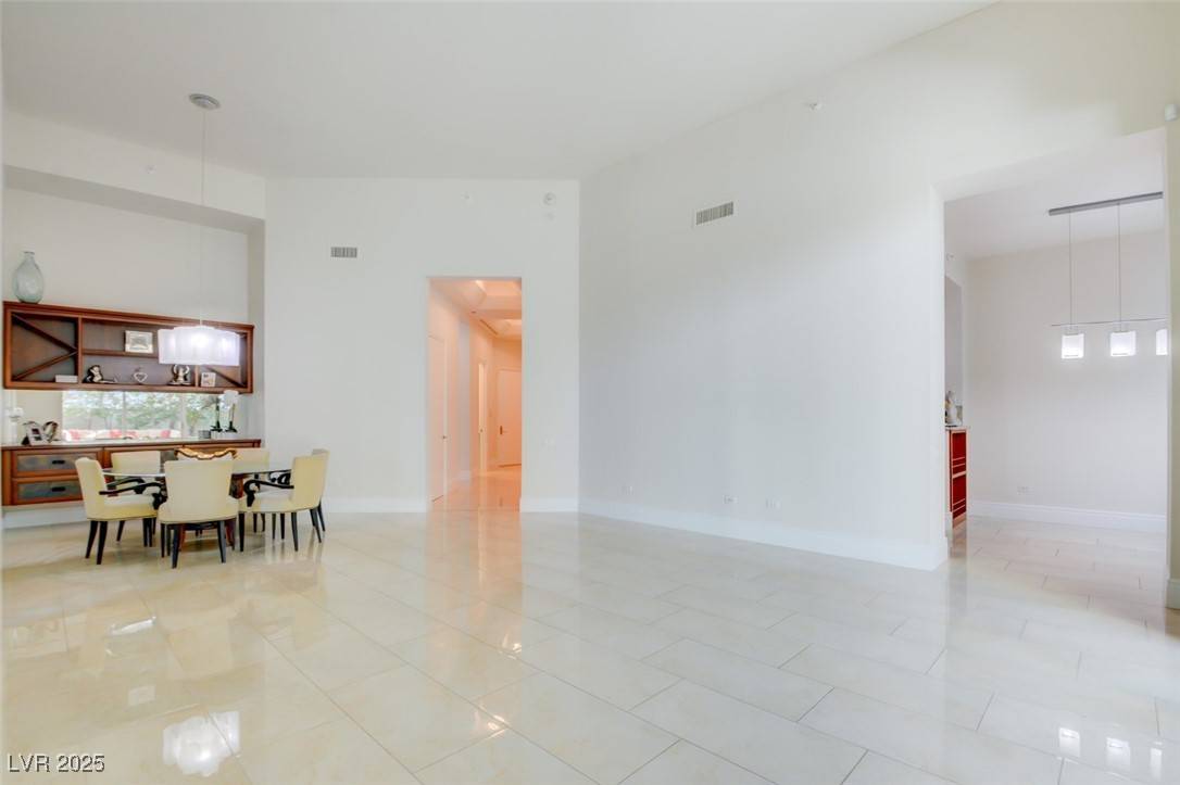 Las Vegas, NV 89109,2877 Paradise RD #104