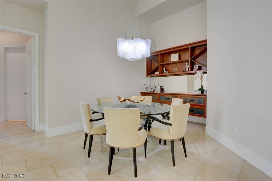 Las Vegas, NV 89109,2877 Paradise RD #104