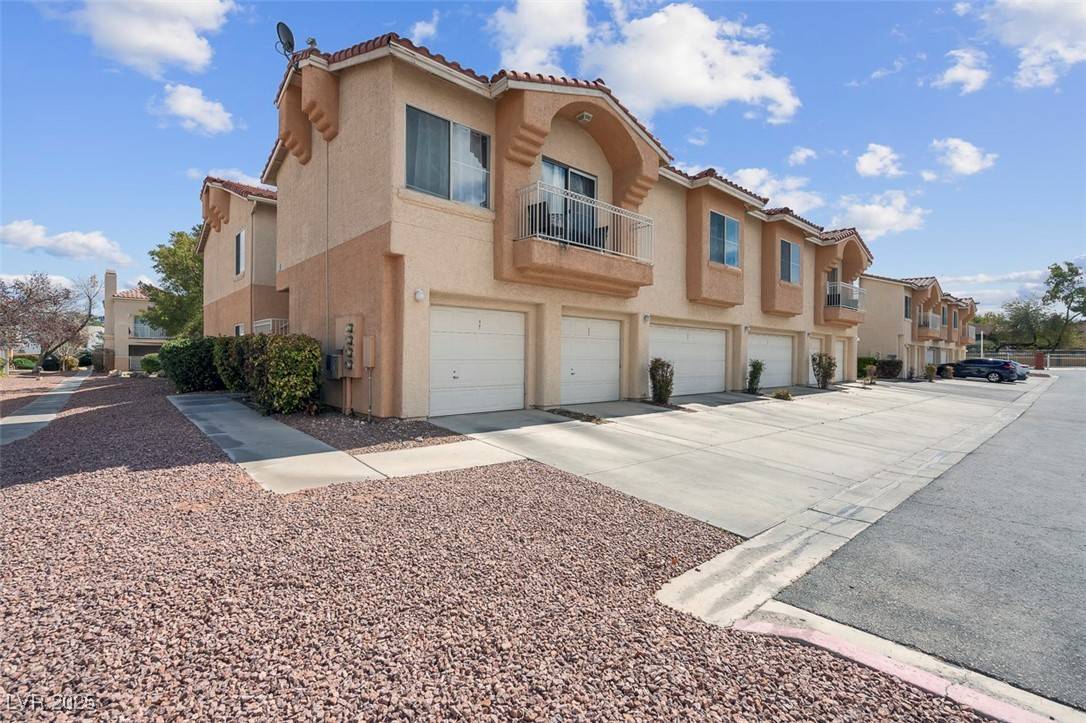 Las Vegas, NV 89118,5000 Red Rock ST #241