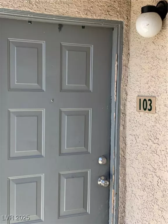 Las Vegas, NV 89107,5220 Mission Carmel LN #103
