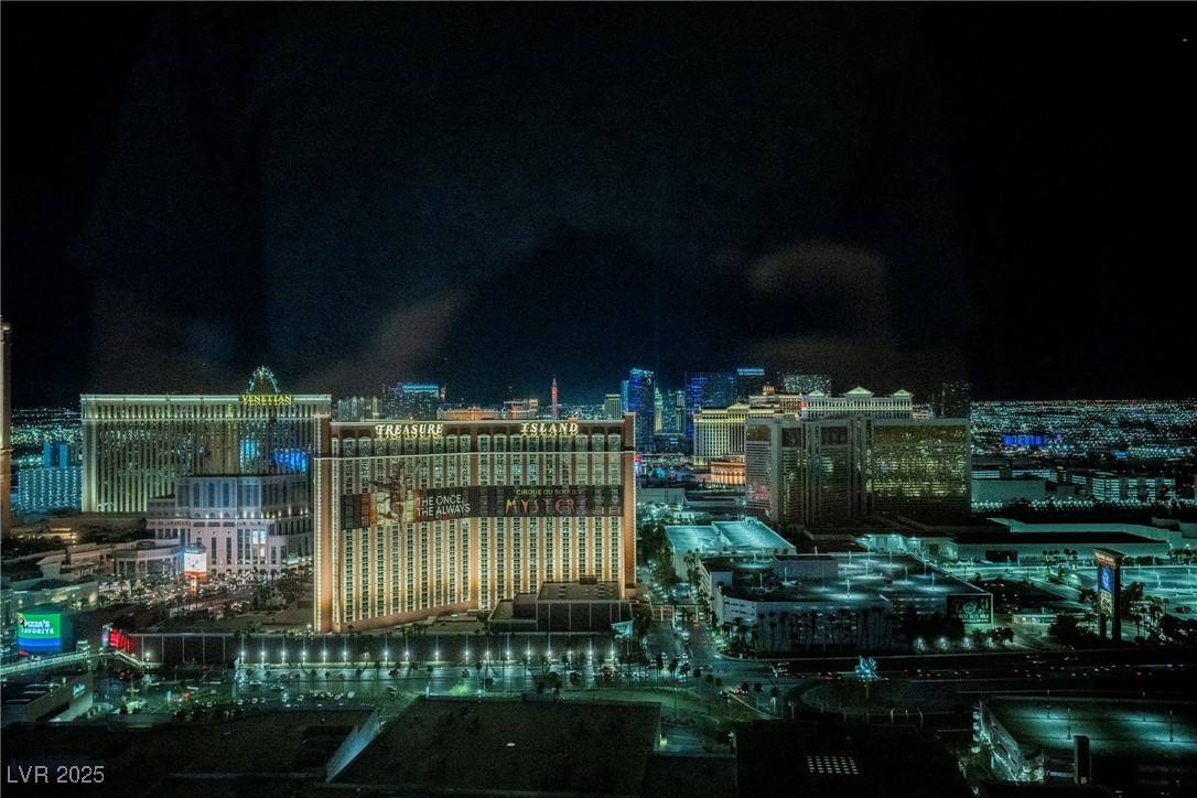 Las Vegas, NV 89109,2000 N Fashion Show DR #4302
