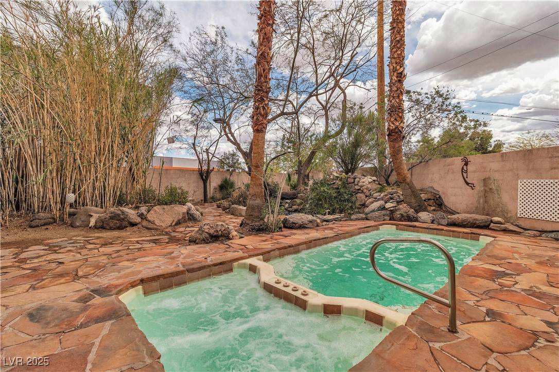 Las Vegas, NV 89122,5050 Secret Rock ST
