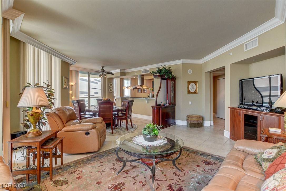 Las Vegas, NV 89109,2877 Paradise RD #1706
