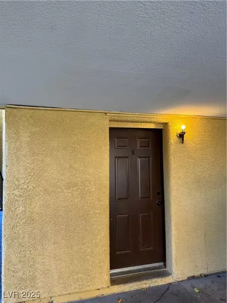 1447 Hialeah DR #B, Las Vegas, NV 89119