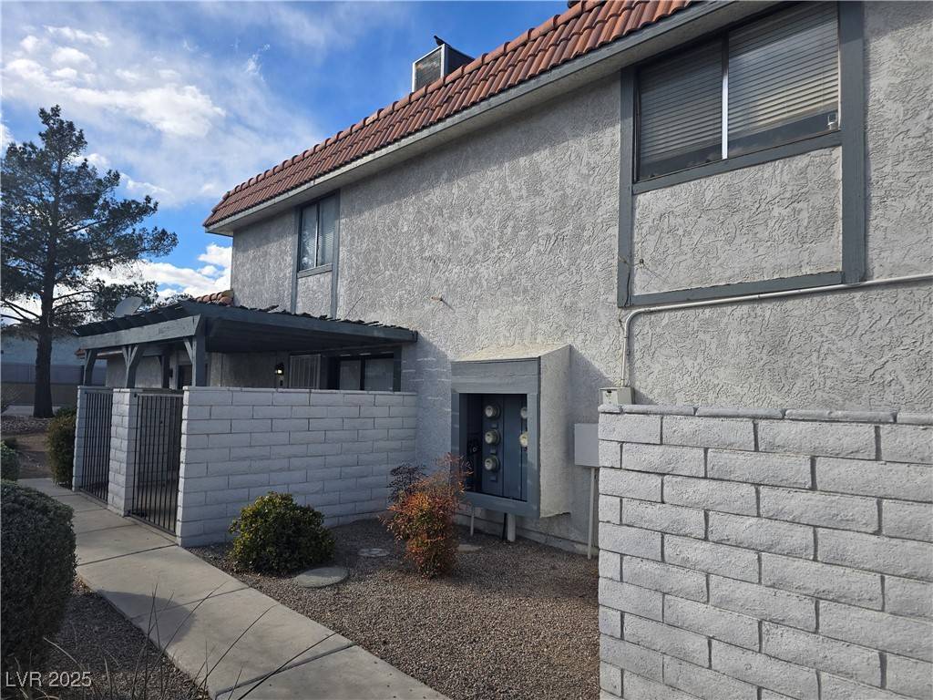 6909 Round Tree DR #B, Las Vegas, NV 89128