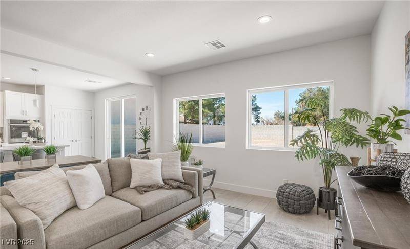 Las Vegas, NV 89121,3915 Wesvan CT