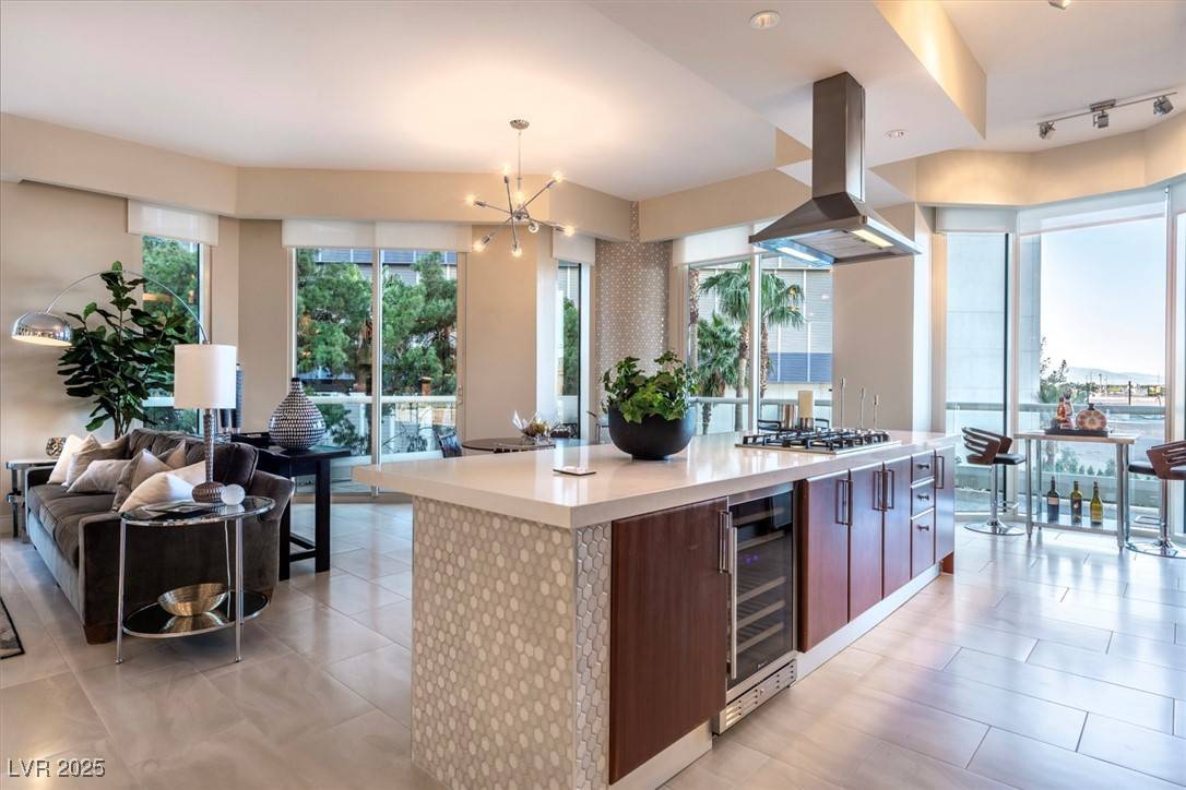 Las Vegas, NV 89109,2747 Paradise RD #206